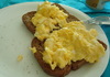 Бъркани яйца Витория с крема сирене