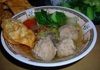 Индонезийска супа с кюфтенца и пържени дъмплинги