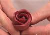 Червена роза от тесто за украса на сладкиши и погачи