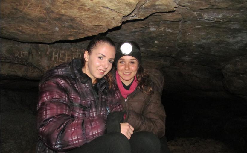 момичета при водопада в пещера Темната дупка до лакатник