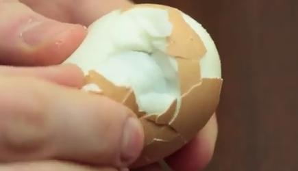 лесно белене на варени яйца