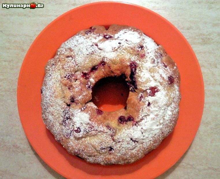 бабиният кекс с пудра захар, плодове и аромат на ром и ванилия