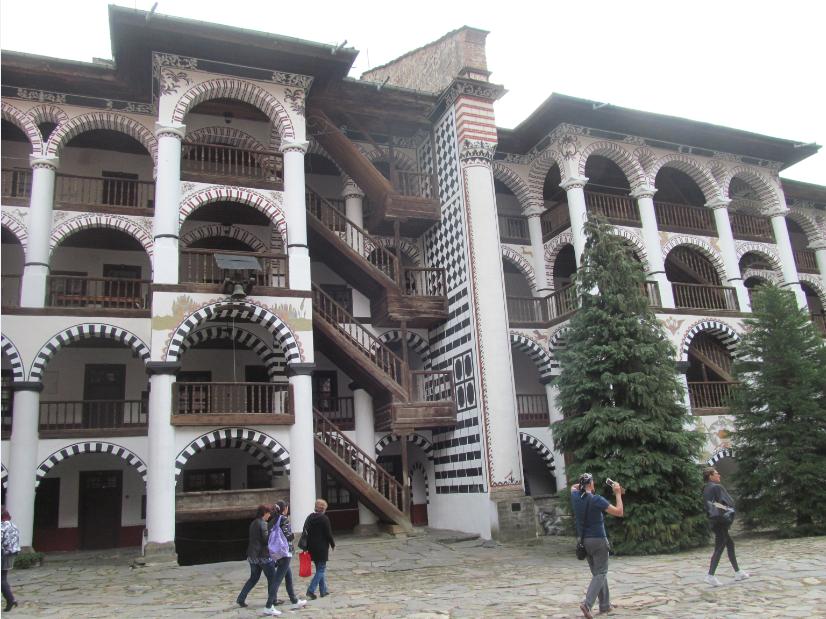 двора на рилския манастир