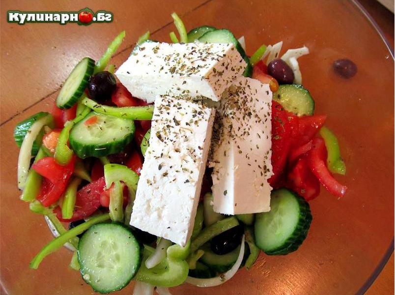 гръцка салата за лятото с черни маслини