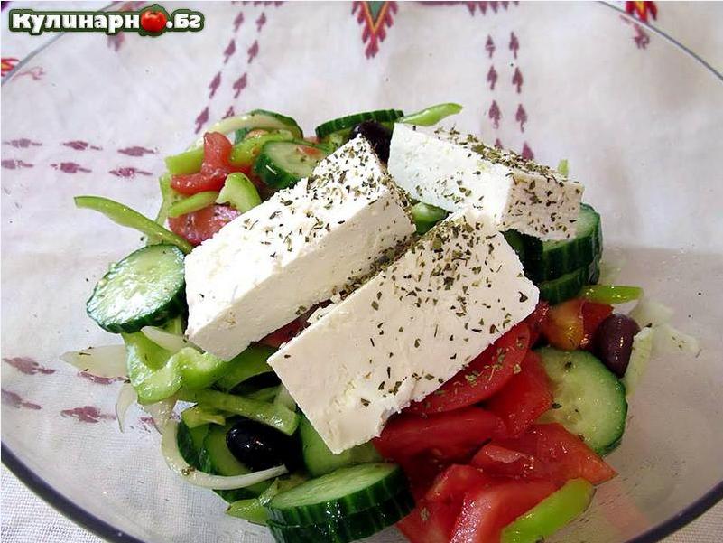 салата с едри зеленчуци и вкус на маслини и бяло сирене