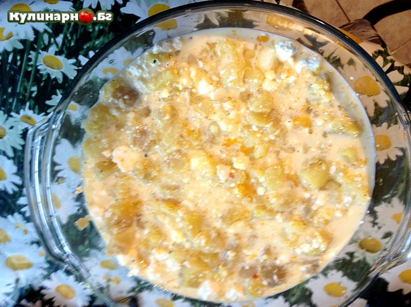 печени сварени картофи в сос от яйца и натрошено сирене