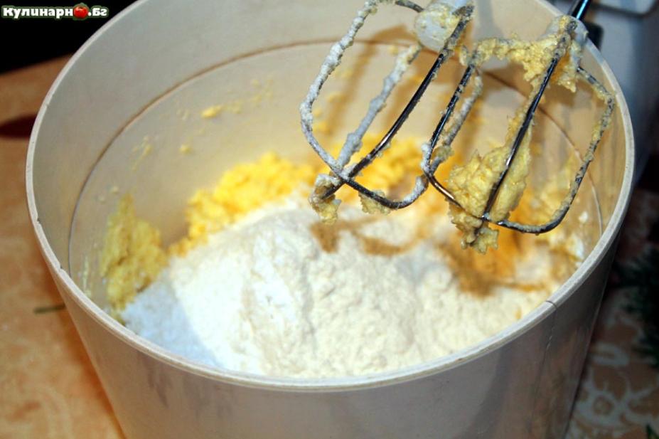 добавяте брашно, бакпулвер и стафиди за домашен кекс