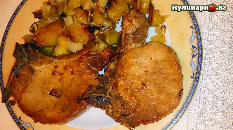 свински вратни пържоли с картофи и праз лук