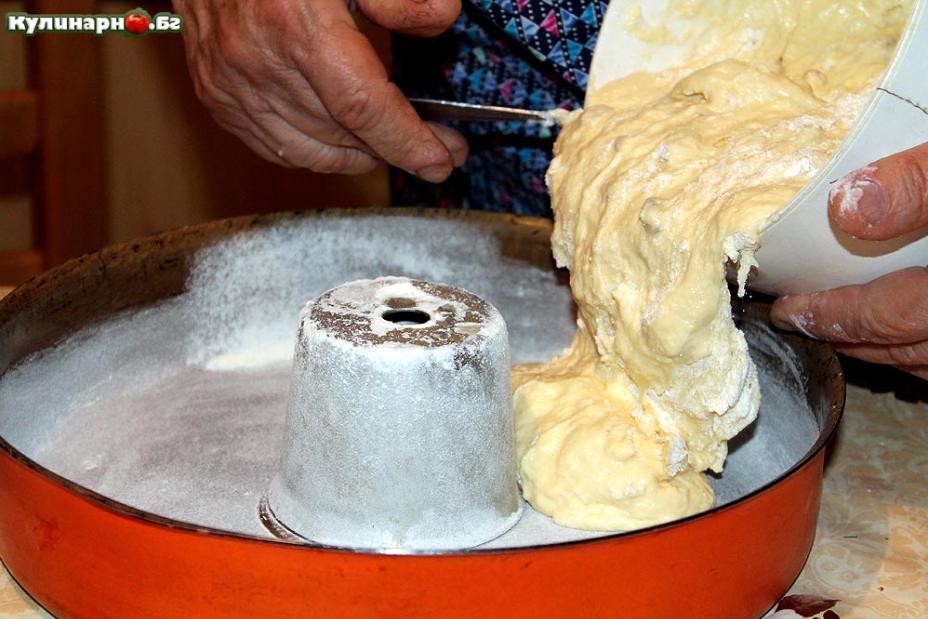 изсипваме тестото във формичката за печене на домашни кекстове