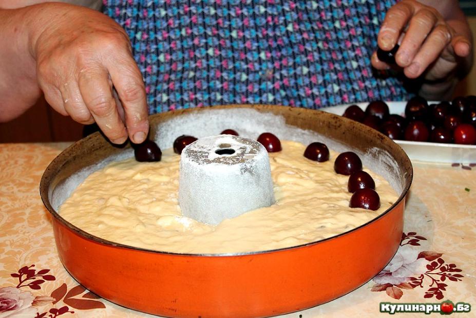 слагаме череши в домашен кекс с плодове
