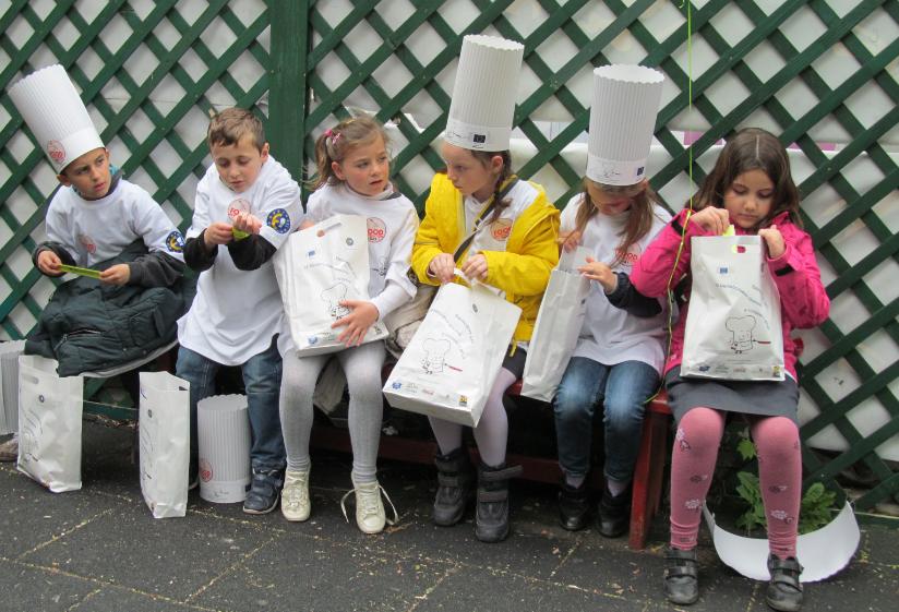 деца се радват на подаръци и книжки за здравословно готвене