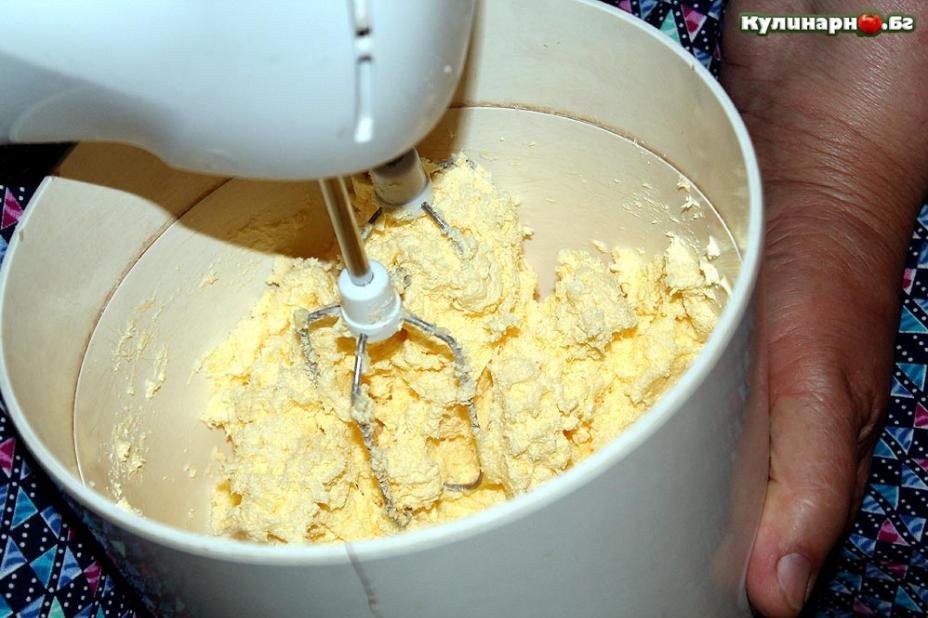 разбиване на масло и захар за основа на тестен сладкиш